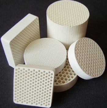 White Honeycomb Ceramic Catalysts Carriers 51% SiO2 For Gasoline Purification